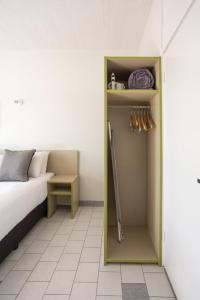 Letto o letti in una camera di Nightcap at Emerald Star Hotel