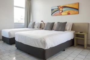 Letto o letti in una camera di Nightcap at Emerald Star Hotel