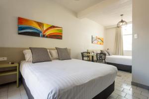 Letto o letti in una camera di Nightcap at Emerald Star Hotel