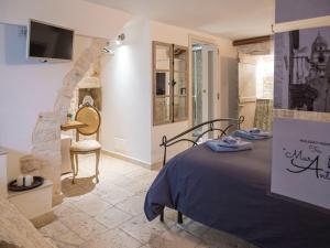 普蒂尼亚诺Murantiche的一间卧室，墙上有一张床和一台电视