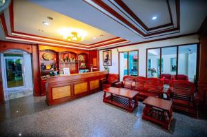 une salle d'attente avec des chaises rouges et une table dans l'établissement Wanna Marine, à Patong Beach