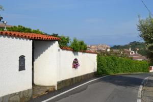 un edificio bianco con finestra sul lato di una strada di Azienda Agrituristica Villa Arianna a Imperia