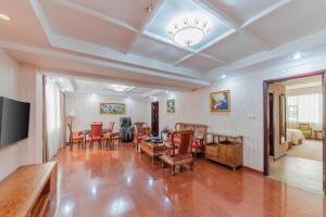 a living room with a table and chairs at Vienna Hotel Meizhou Mei County Airport in Meizhou