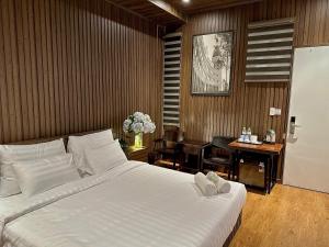 Postel nebo postele na pokoji v ubytování Moc Nha Minh Hotel Da Lat