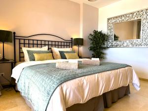 Posteľ alebo postele v izbe v ubytovaní Apartments Bermuda Beach