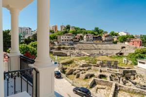een balkon met uitzicht op het amfitheater bij Casa del Mar 2 in Durrës +14 foto's