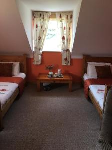 Postel nebo postele na pokoji v ubytování Heeneys Lodge B&B