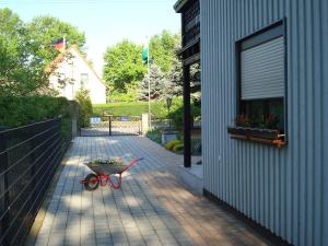 eine rote Bank auf einer Terrasse neben einem Gebäude in der Unterkunft Pension-Eula in Borna