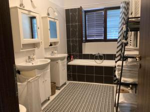 Ένα μπάνιο στο Wéber Villa +24 φωτογραφίες