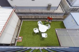 una vista dall'alto di un patio con tavolo e sedie di Miraie Yokkaichi Higashihino a Yokkaichi