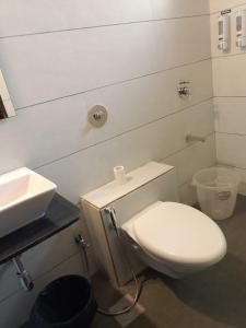 Phòng tắm tại Saara Residency +21 ảnh