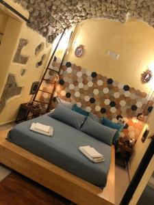 A bed or beds in a room at Donna Margherita Appartamento