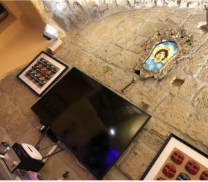 A television and/or entertainment centre at Donna Margherita Appartamento