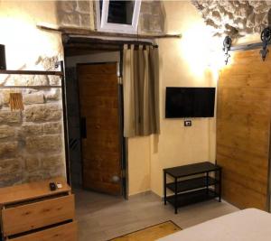 A television and/or entertainment centre at Donna Margherita Appartamento
