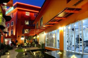 ムアルにあるPPT Muar Hotelの窓と中庭のある大きな建物