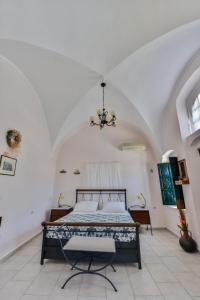 Un dormitorio con una cama en una habitación blanca. en Christos Apartments Oia, en Oia