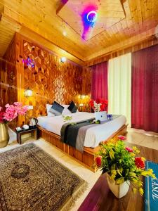 戴尔豪斯Hotel Mini Switzerland In Dalhousie #Air Cooled的房间里有一张床的卧室