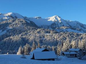O vedere generală la munți sau o vedere la munte luată de la acest chalet