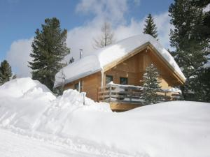 Obiekt Sunlit Cabin with Jacuzzi in Turracherhohe zimą