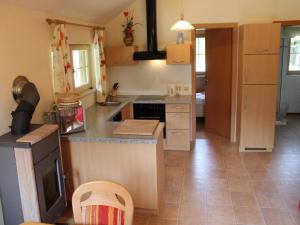 Kuchnia lub aneks kuchenny w obiekcie Sunlit Cabin with Jacuzzi in Turracherhohe