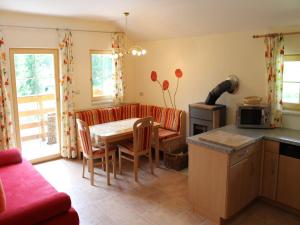 kuchnia i salon ze stołem i kanapą w obiekcie Sunlit Cabin with Jacuzzi in Turracherhohe w mieście Turracher Hohe +37 zdjęć