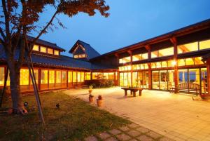 京丹後市にあるUkawa Onsen Yoshino no satoの大きな窓のある大きな建物