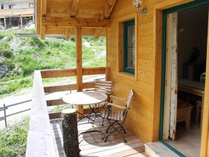 Balkon lub taras w obiekcie Sunlit Cabin with Jacuzzi in Turracherhohe