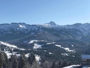 Vista generica sulle montagne o vista sulle montagne dall'interno dell'appartamento