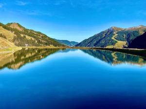 widok na jezioro z górami w tle w obiekcie Apartment in Saalbach-Hinterglemm near ski area w Saalbach Hinterglemm