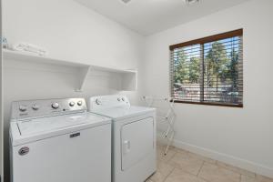 Una cocina blanca con estufa y ventana. en New! Relaxing Boho Pines Haven Flagstaff! HotTub, BBQ, GameRm, en Flagstaff