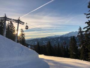 Widok na góry z tego domu w stylu alpejskim
