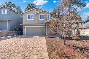una casa con una entrada de ladrillo y un árbol en New! Relaxing Boho Pines Haven Flagstaff! HotTub, BBQ, GameRm, en Flagstaff