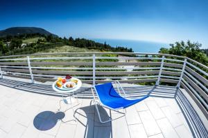 einen Balkon mit einer Obstschale sowie einem Tisch und Stühlen in der Unterkunft Hotel Beatrice in Sirolo