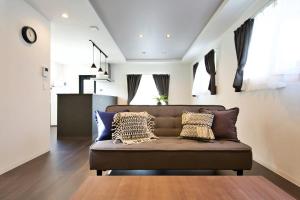 een woonkamer met een bank met kussens erop bij JUNGLIA House in Biimata