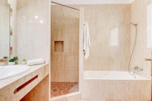 łazienka z wanną, umywalką i prysznicem w obiekcie Villa Antonia Sol by Villa Plus w mieście Cacla D'or +15 zdjęć