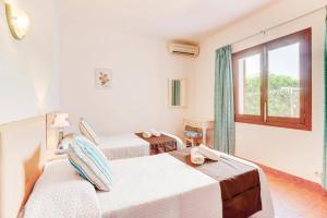 sypialnia z dwoma łóżkami i oknem w obiekcie Villa Antonia Sol by Villa Plus w mieście Cacla D'or