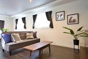 een woonkamer met een bank en een tafel bij JUNGLIA House in Biimata +41 foto's