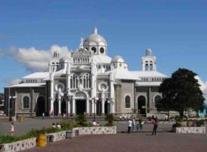 a large white building with people in front of it at Apartamento Adriana in Cartago