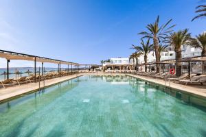 Bazén v ubytovaní Hotel Riu Palace La Mola alebo v jeho blízkosti