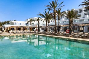 Bazén v ubytovaní Hotel Riu Palace La Mola alebo v jeho blízkosti