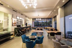 a restaurant with tables and chairs and a bar at Day Lux Superior Apartments in Sarandë