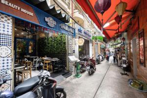 um beco estreito com motocicletas estacionadas em frente a prédios em Phan Hotel em Cidade de Ho Chi Minh