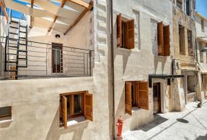 ハニア・タウンにあるCasa di Goutoの木製のシャッター付き窓と消火器を備えた建物