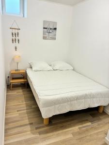 Ένα ή περισσότερα κρεβάτια σε δωμάτιο στο Logement avec terrasse