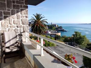 balkon z widokiem na ocean w obiekcie APARTAMENTO UXUE. w mieście Mundaka