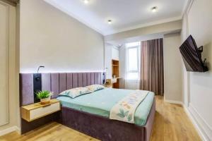 Ένα ή περισσότερα κρεβάτια σε δωμάτιο στο 2 room apartment 95 to the Bay Tash Tower complex