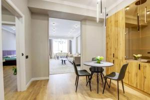 Η κουζίνα ή μικρή κουζίνα στο 2 room apartment 95 to the Bay Tash Tower complex +7 φωτογραφίες