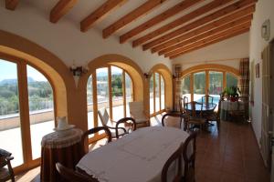 En restaurant eller et andet spisested på Finca Cantares - holiday home with private swimming pool in Benissa