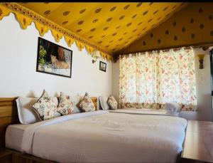 Una cama o camas en una habitación de Leopards Paradise