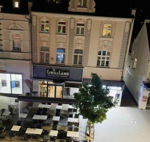 una vista aérea de un edificio con una tienda en Upscale Apartments in Bergisch Gladbach, en Bergisch Gladbach